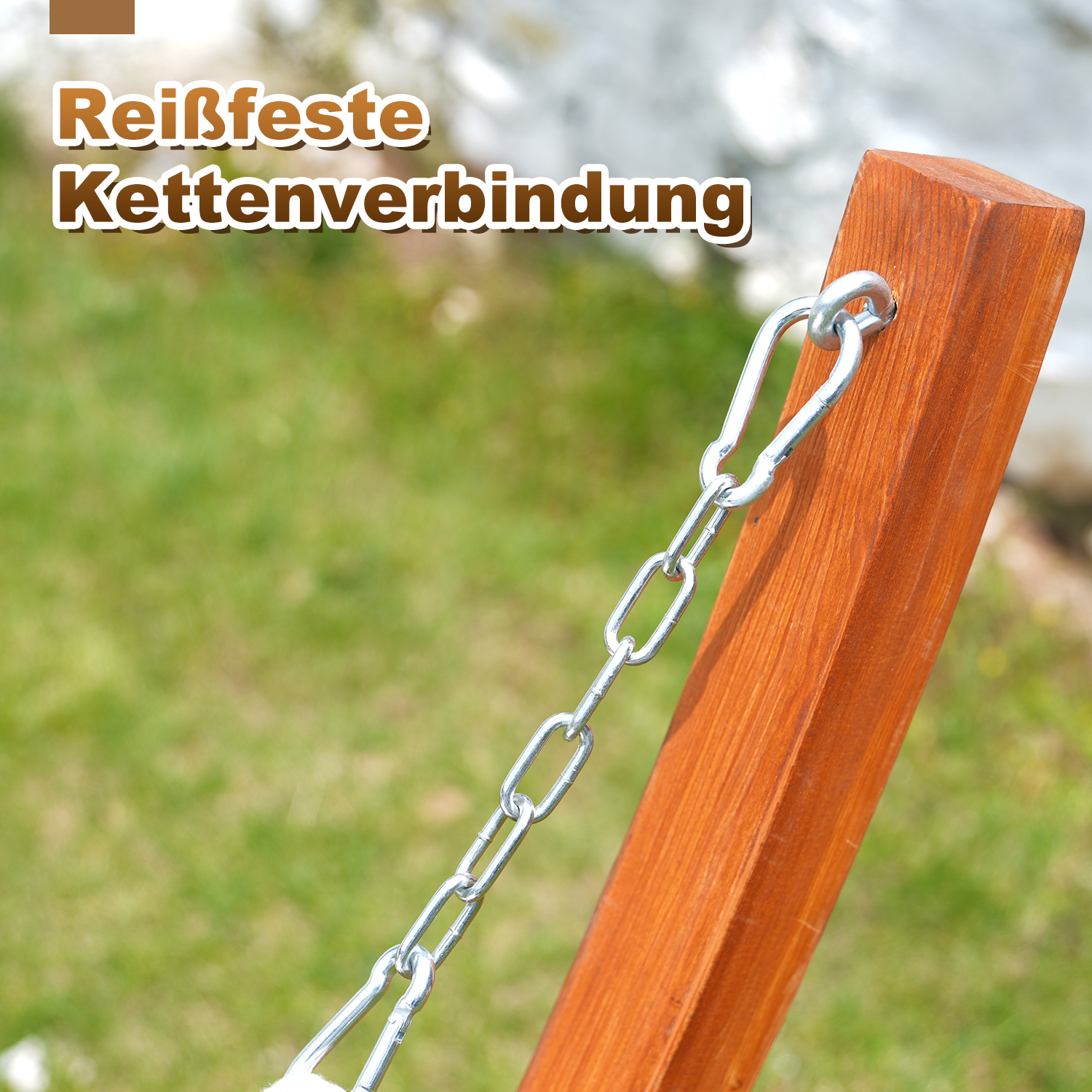 Stabile Kettenverbindung an Holzpfosten im Freien.