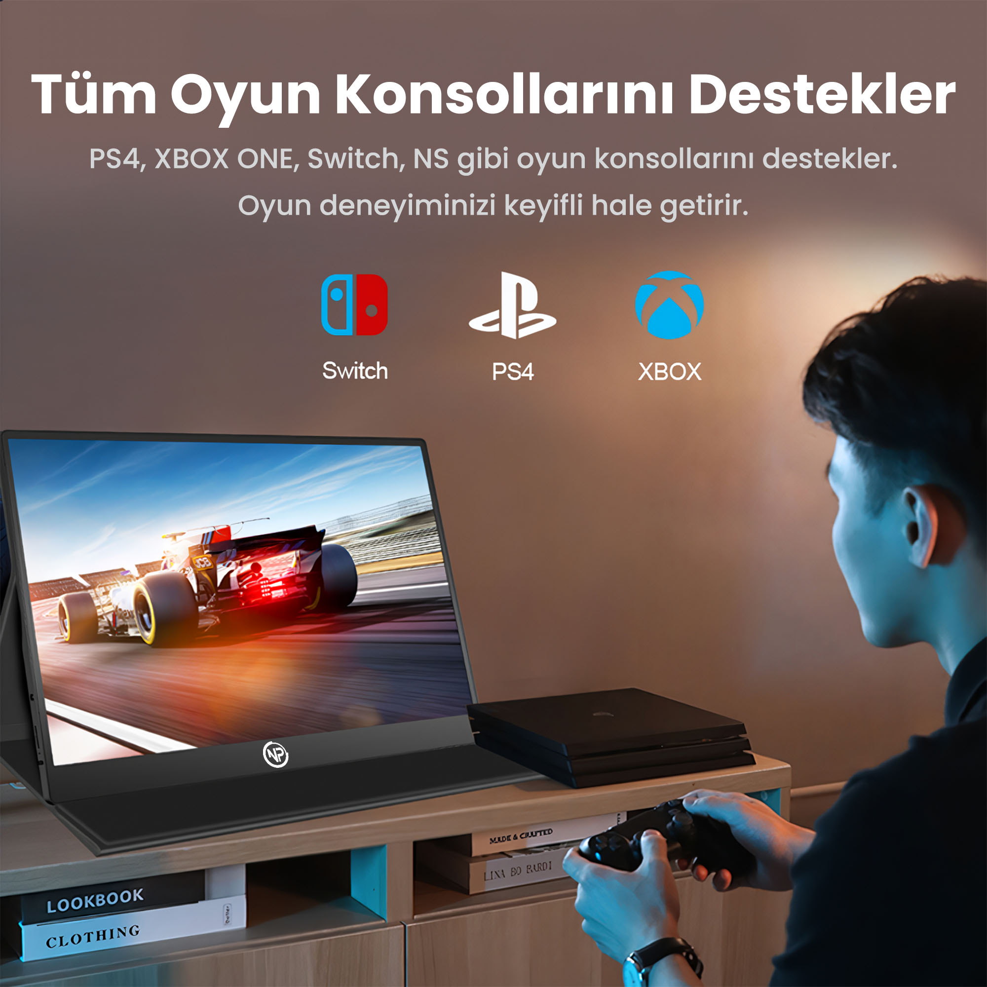 Bir adam, yarış oyunu gösteren taşınabilir bir monitör önünde oyun kumandasıyla oynuyor.