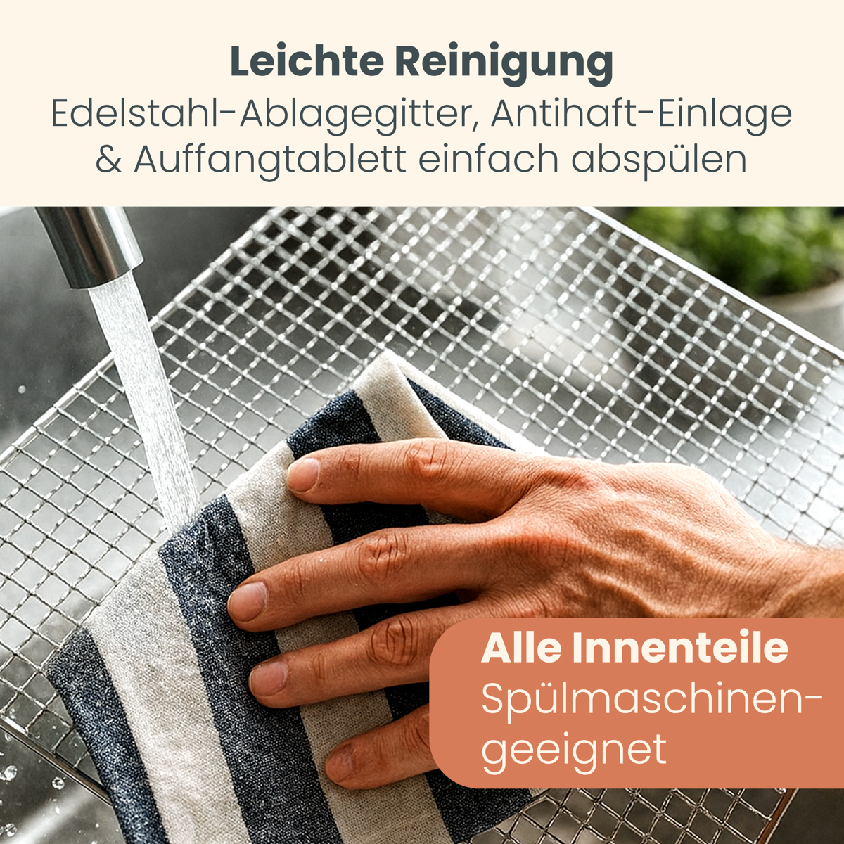 Hand reinigt Metallgitter unter fließendem Wasser mit Streifentuch.