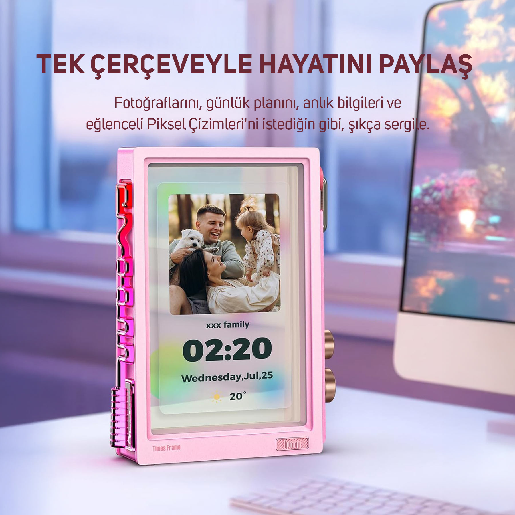 Pembe dijital çerçeve, köpekli bir aile gösteriyor. Saat ve tarih görünüyor.
