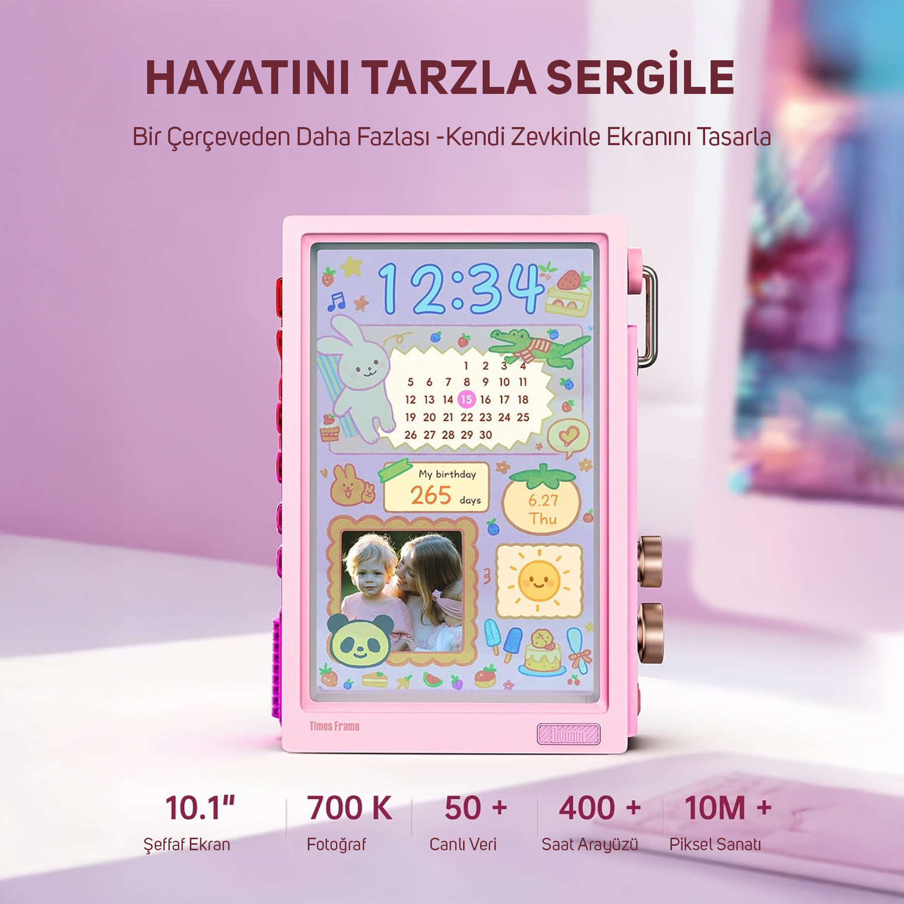 Pembe dijital bir cihazda saat ve sevimli çıkartmalar gösteriliyor. Fotoğraflar ve takvim bilgileri içerir.