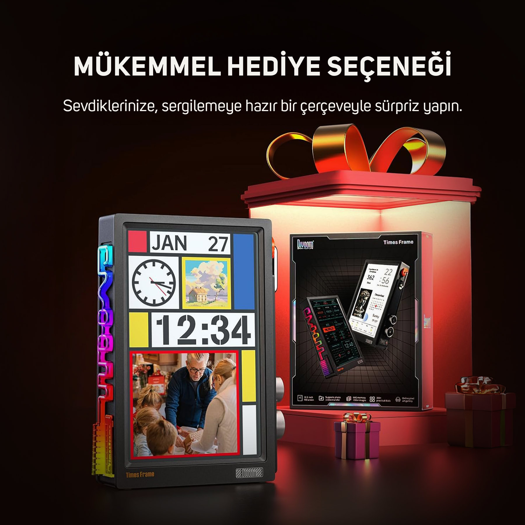 Tarih, saat ve aile fotoğrafı gösteren dijital çerçeve, hediye kutusunun yanında.