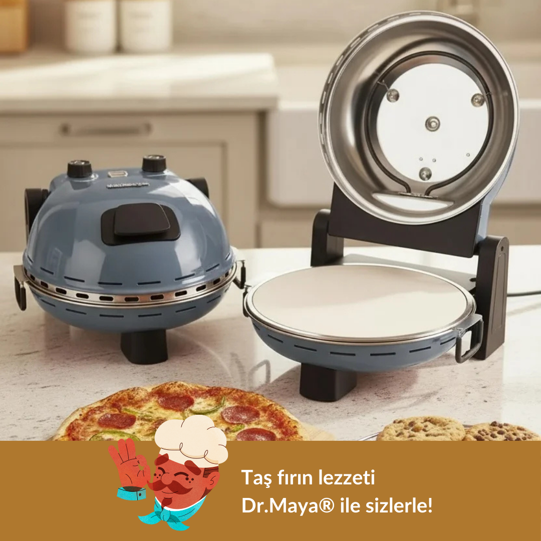 İki mavi pizza fırını, bir pizza ve kurabiyelerin yanında mutfak tezgahında duruyor.