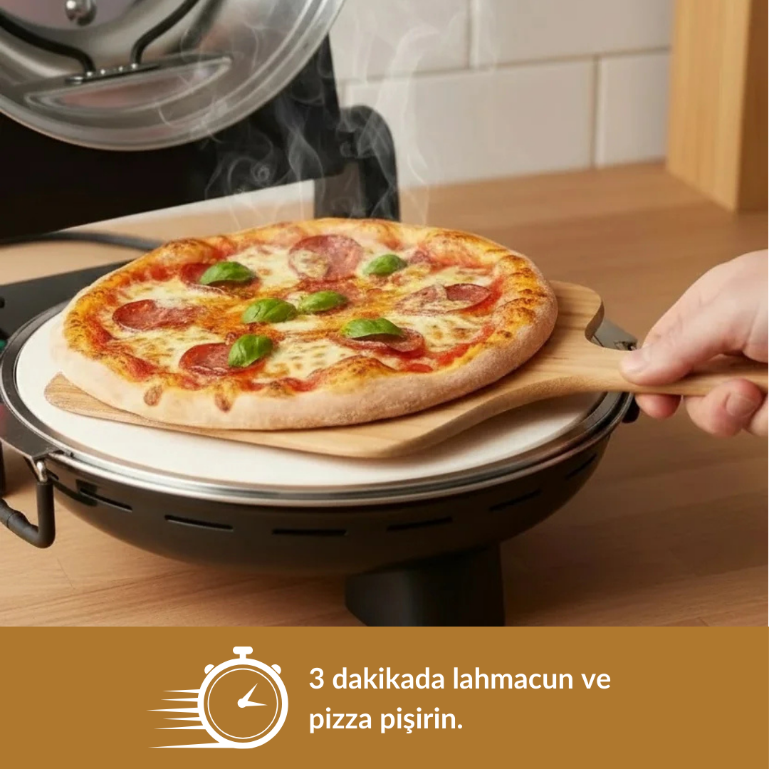 Salamlı ve fesleğenli buharlı pizza, pizza küreği ile fırından çıkarılıyor.