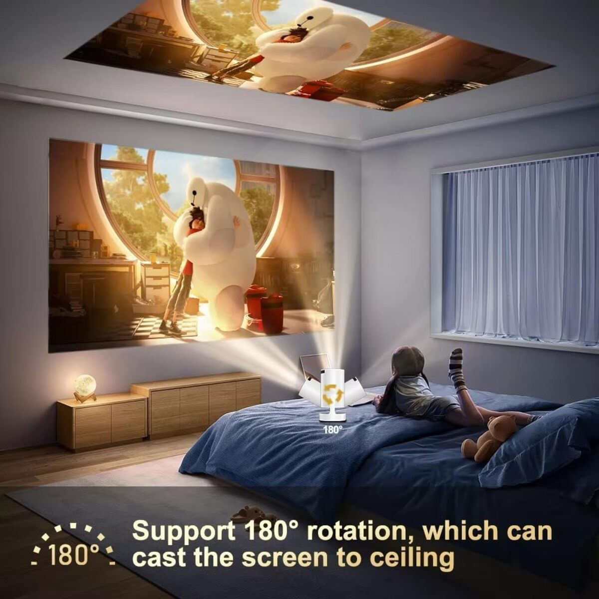 Niño en cama mira proyector que muestra película en pared y techo.