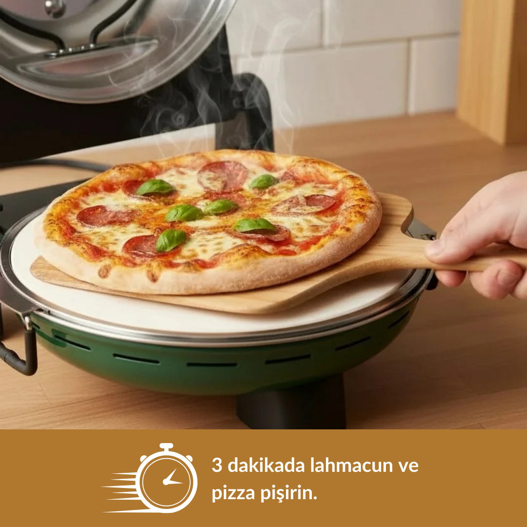 Buharlı salamlı ve fesleğenli pizza fırından çıkarılıyor.