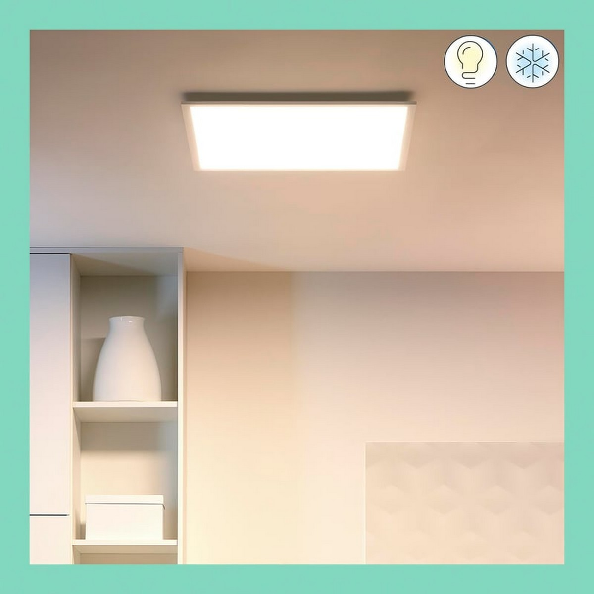 Una luce da soffitto luminosa illumina una mensola con vaso e scatola.