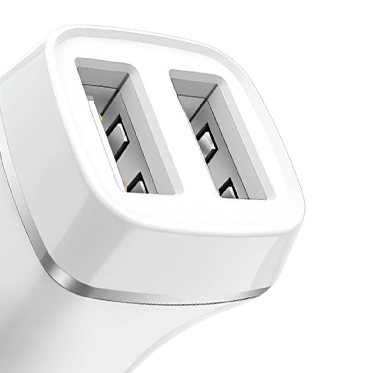 Primer plano de un cargador USB dual blanco con dos puertos expuestos.