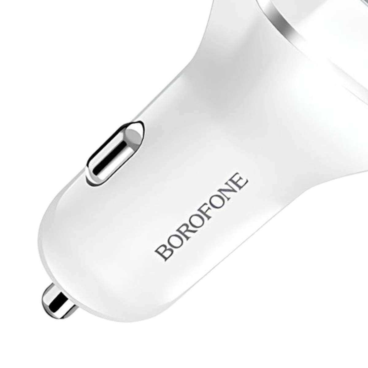 Adaptador de cargador de coche blanco con logo BOROFONE y puerto de carga.