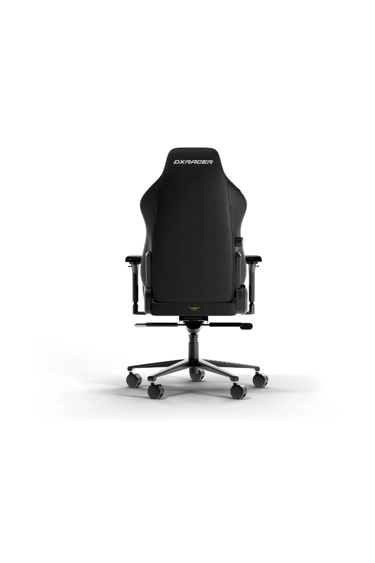 Arkadan gorunen tekerlekli siyah DXRACER oyuncu koltugu.