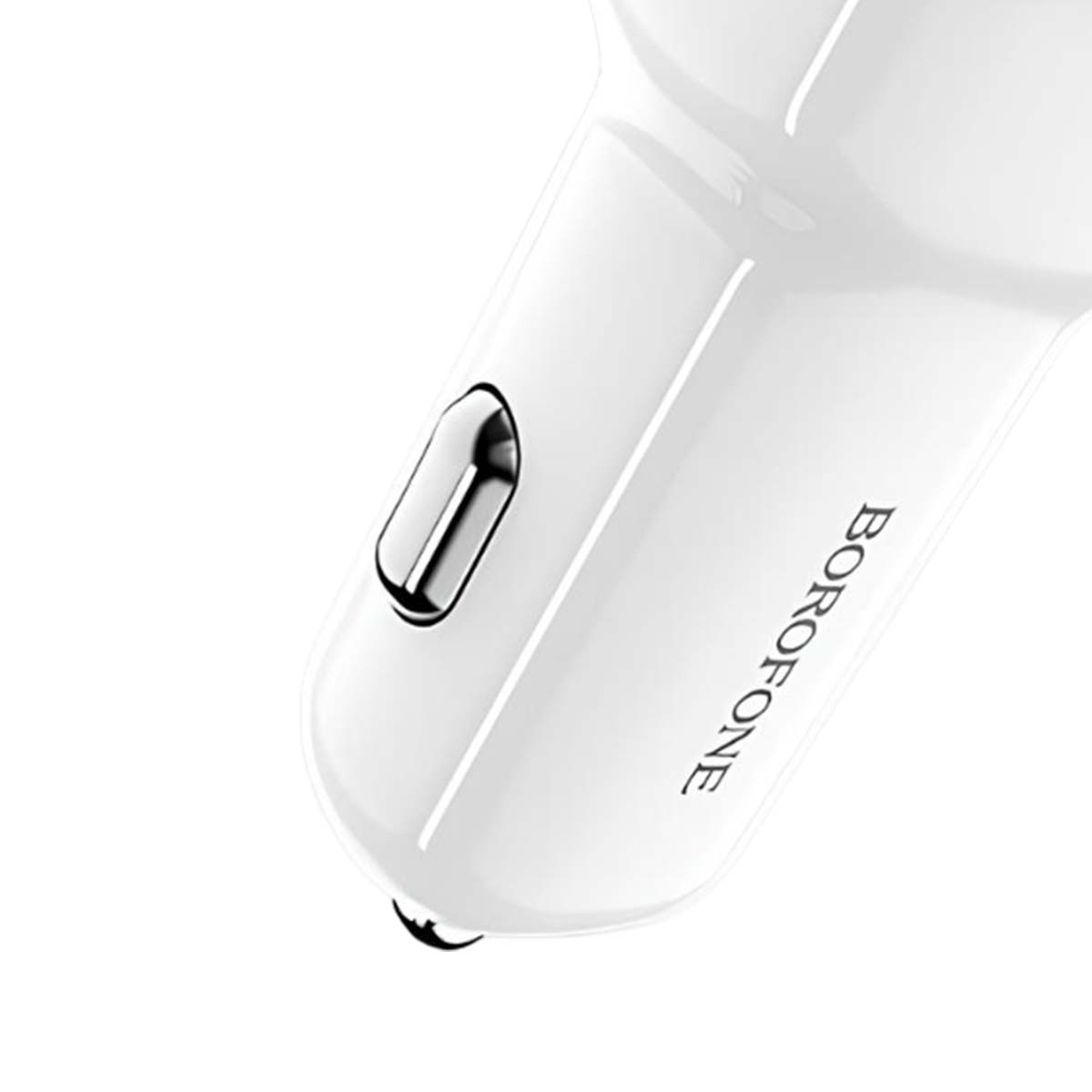 Cargador de coche blanco con logo Borofone y contacto plateado.