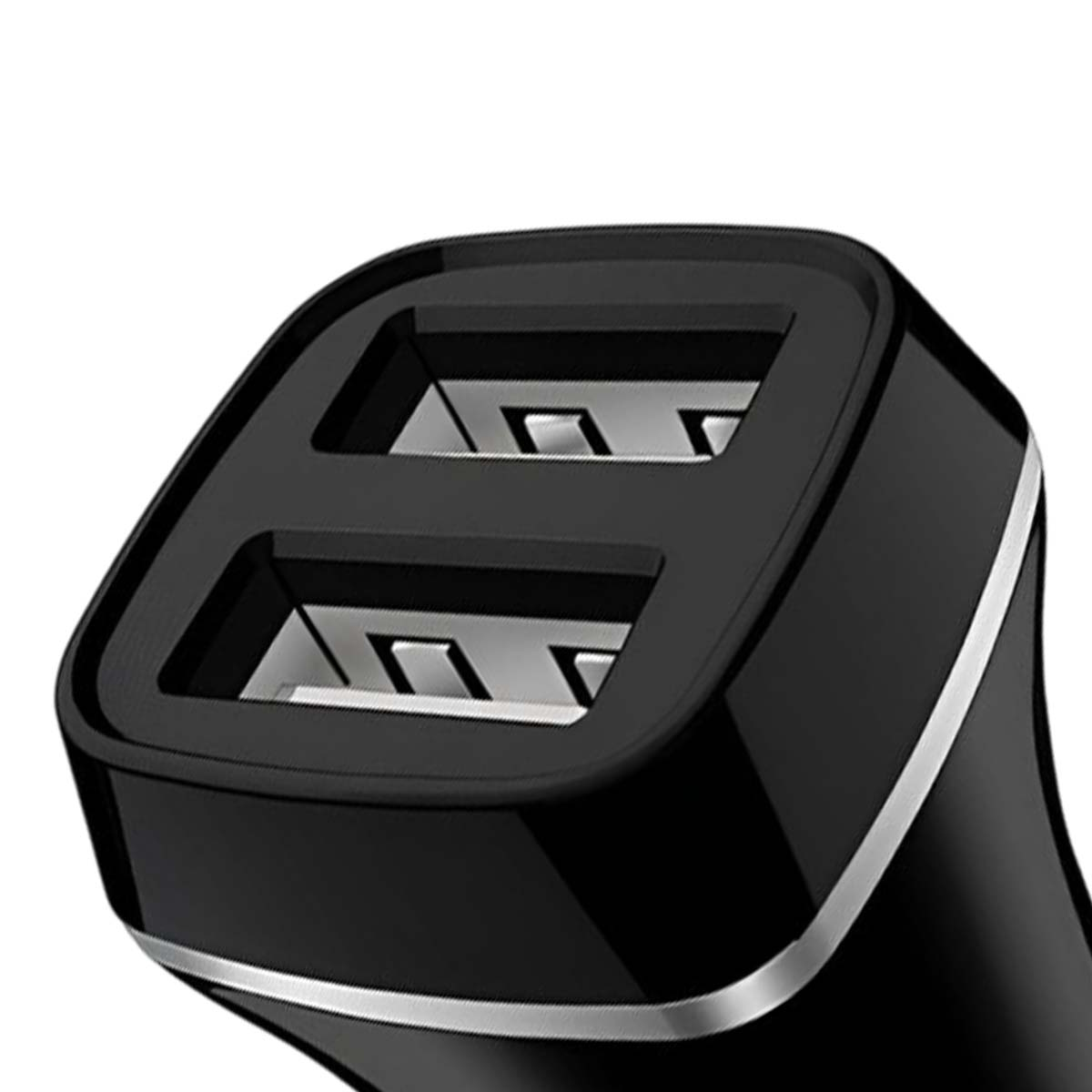 Cargador de coche negro con dos puertos USB y borde plateado. Vista cercana.