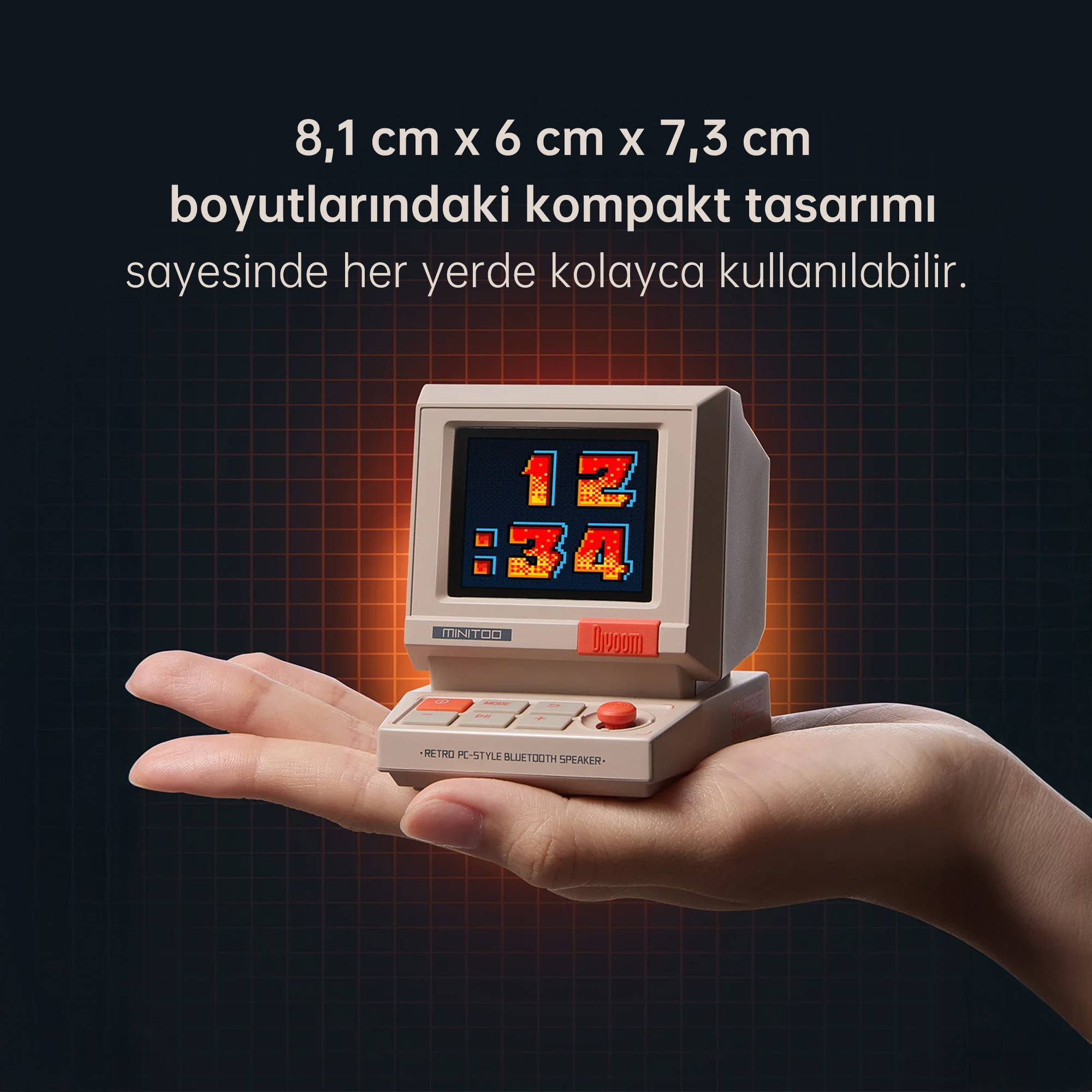 Elde tutulan retro PC tarzı Bluetooth hoparlör. Ekranda pikselli sayılar görünüyor.