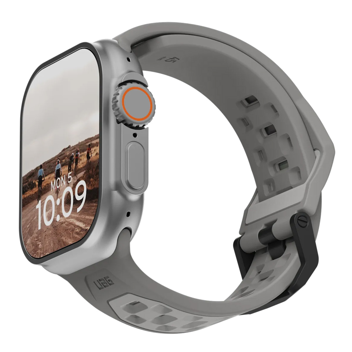 Szary smartwatch z pomarańczową koroną, rowerzyści na ekranie. Izolowany.