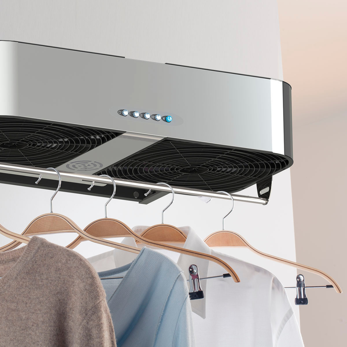 Een moderne droger met ventilatoren en kledinghangers met kleding.