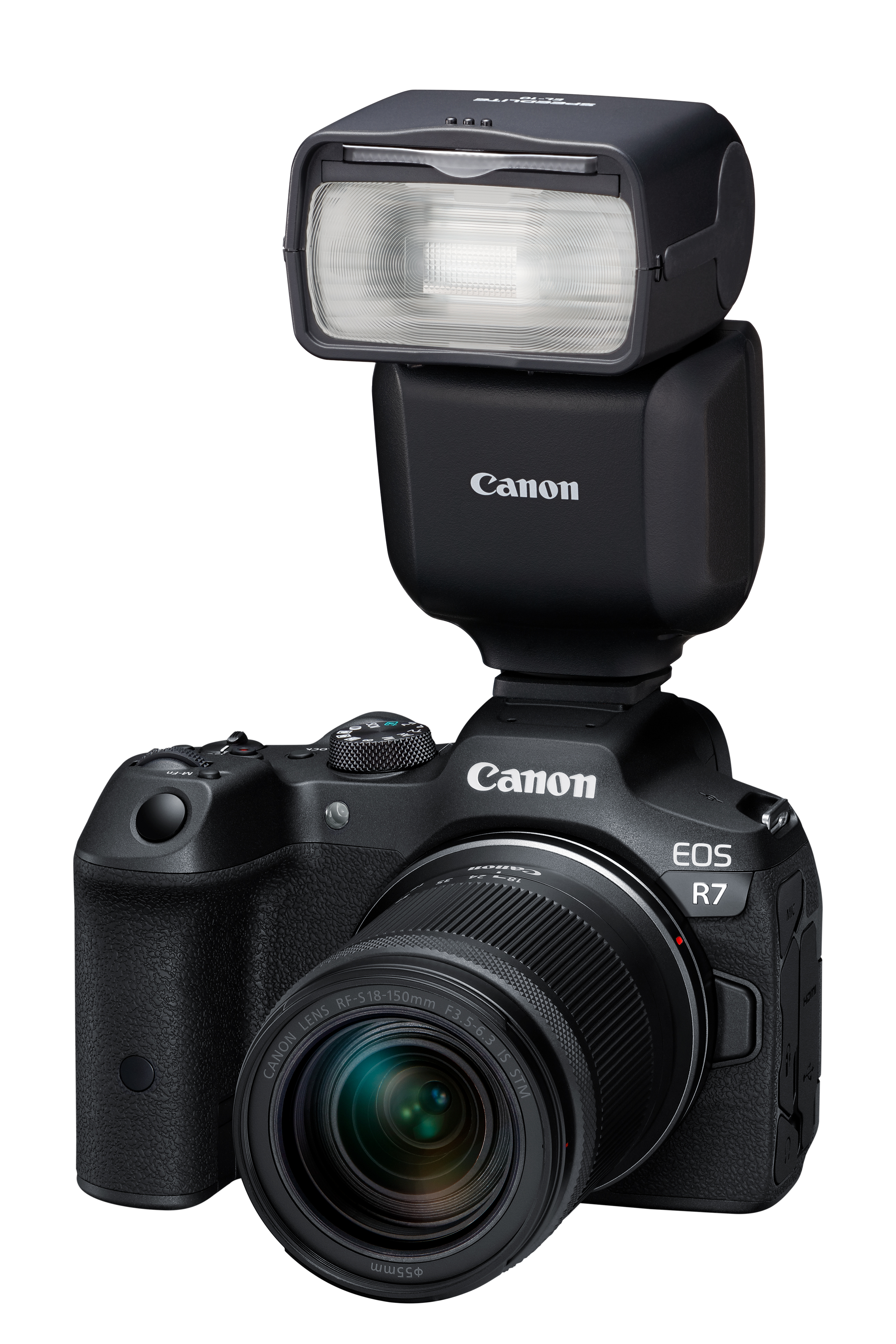 Eine schwarze Canon EOS R7 Kamera mit angesetztem Blitzgerät und einem 18-150mm Objektiv.