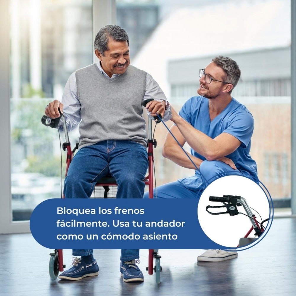 Un hombre sentado en un andador mientras un cuidador se arrodilla a su lado.