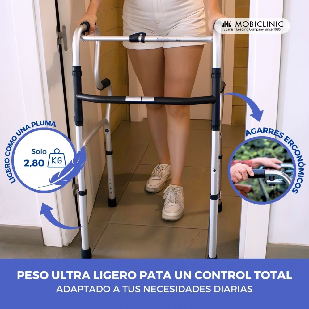Una persona usa un andador ligero con empuñaduras ergonómicas.