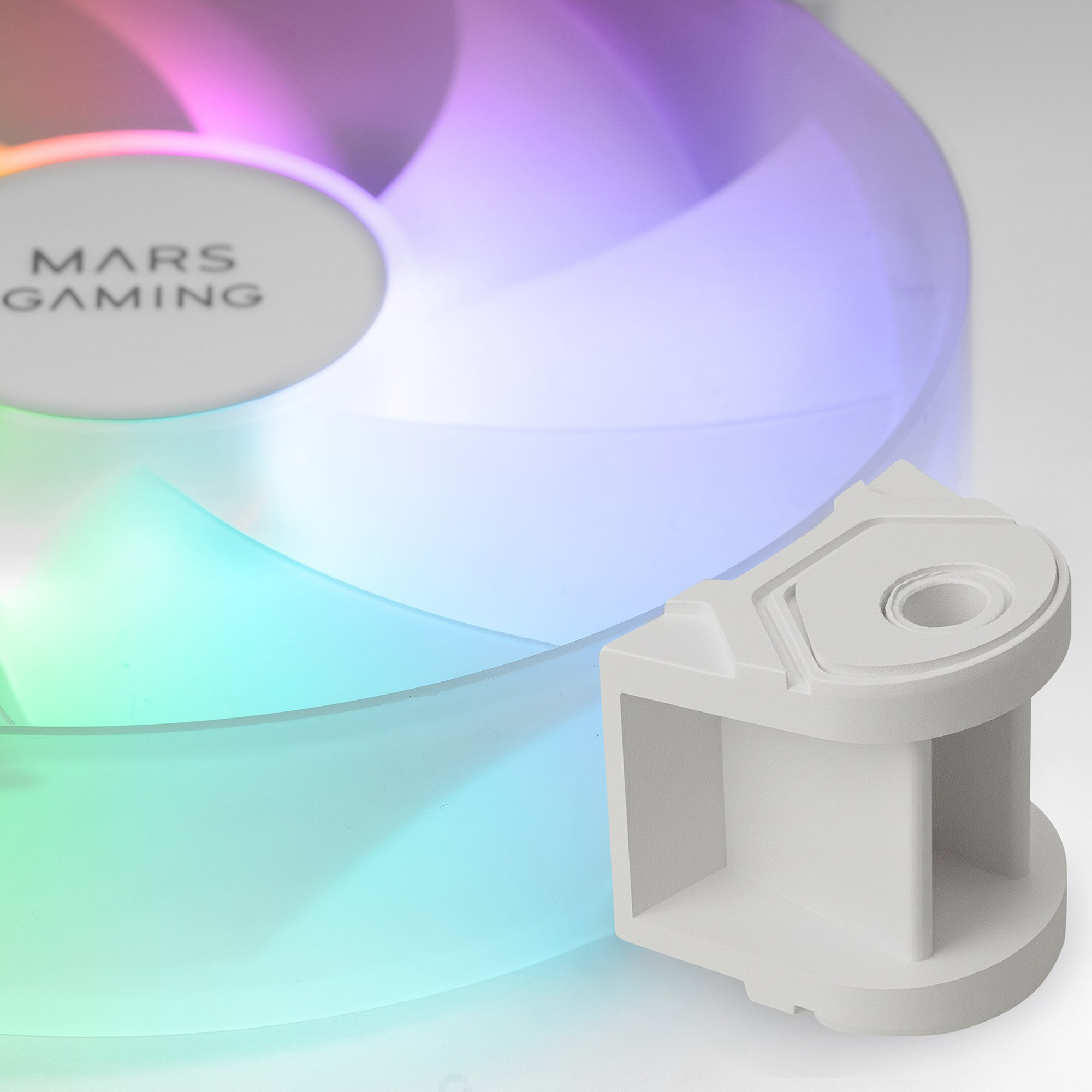 Una staffa bianca accanto a una ventola RGB luminosa.