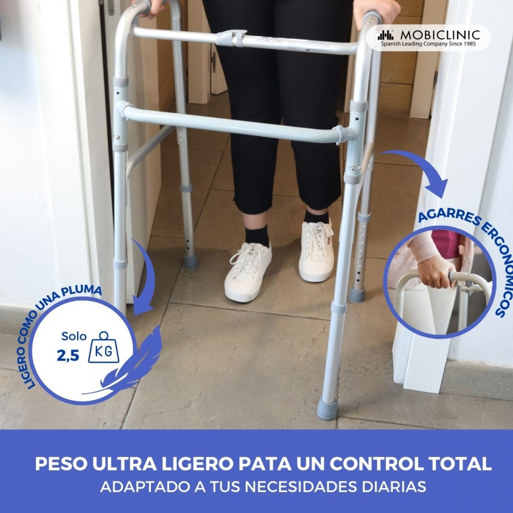 Persona con andador de solo 2,5 kg. Con agarres ergonómicos.
