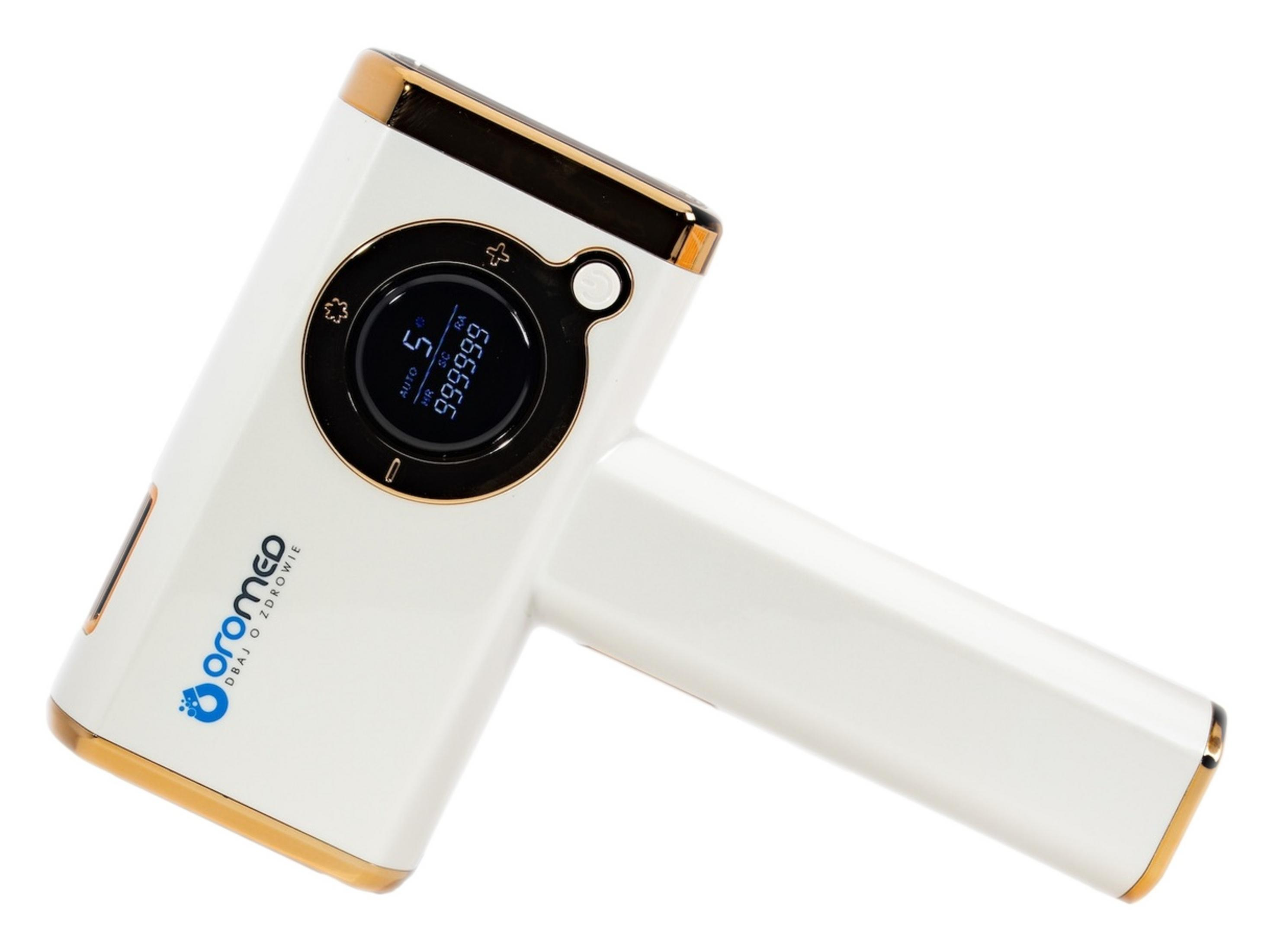 Un dispositivo portatile bianco con accenti dorati e schermo digitale.
