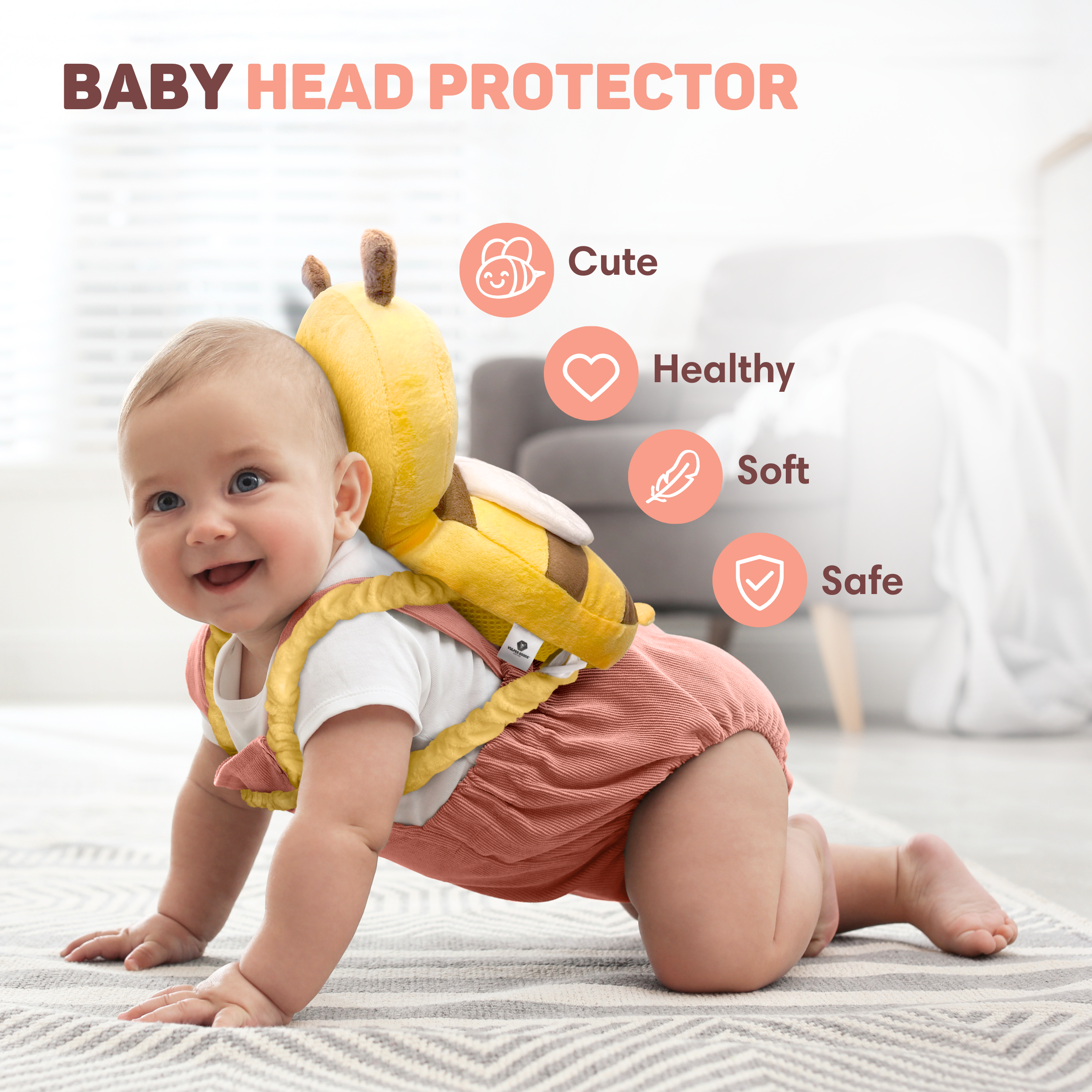 Een baby kruipt met een gele bij-vormige hoofdbeschermer op zijn rug.