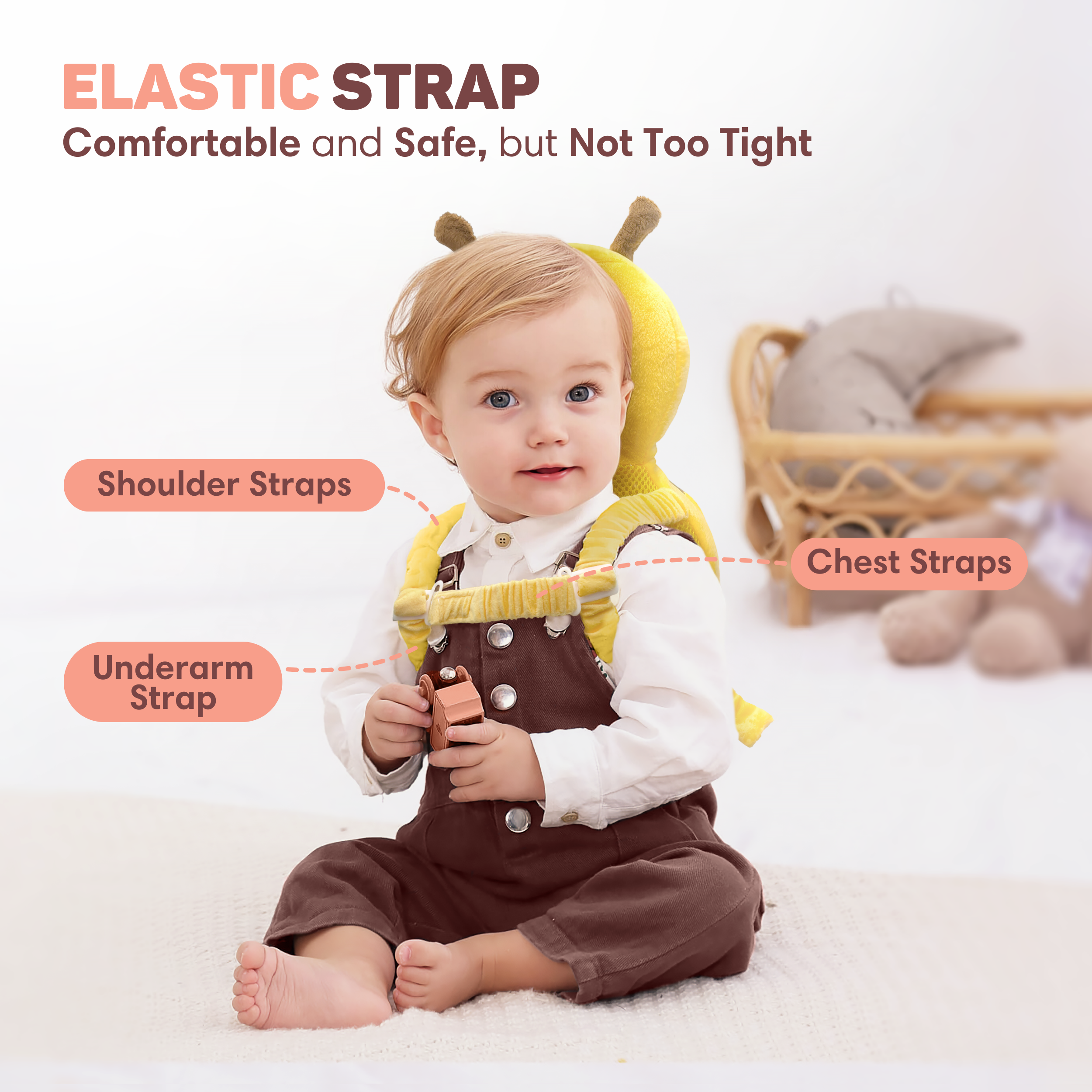 Baby met gele rugzakbeschermer, met schouder-, borst- en onderarmbanden.
