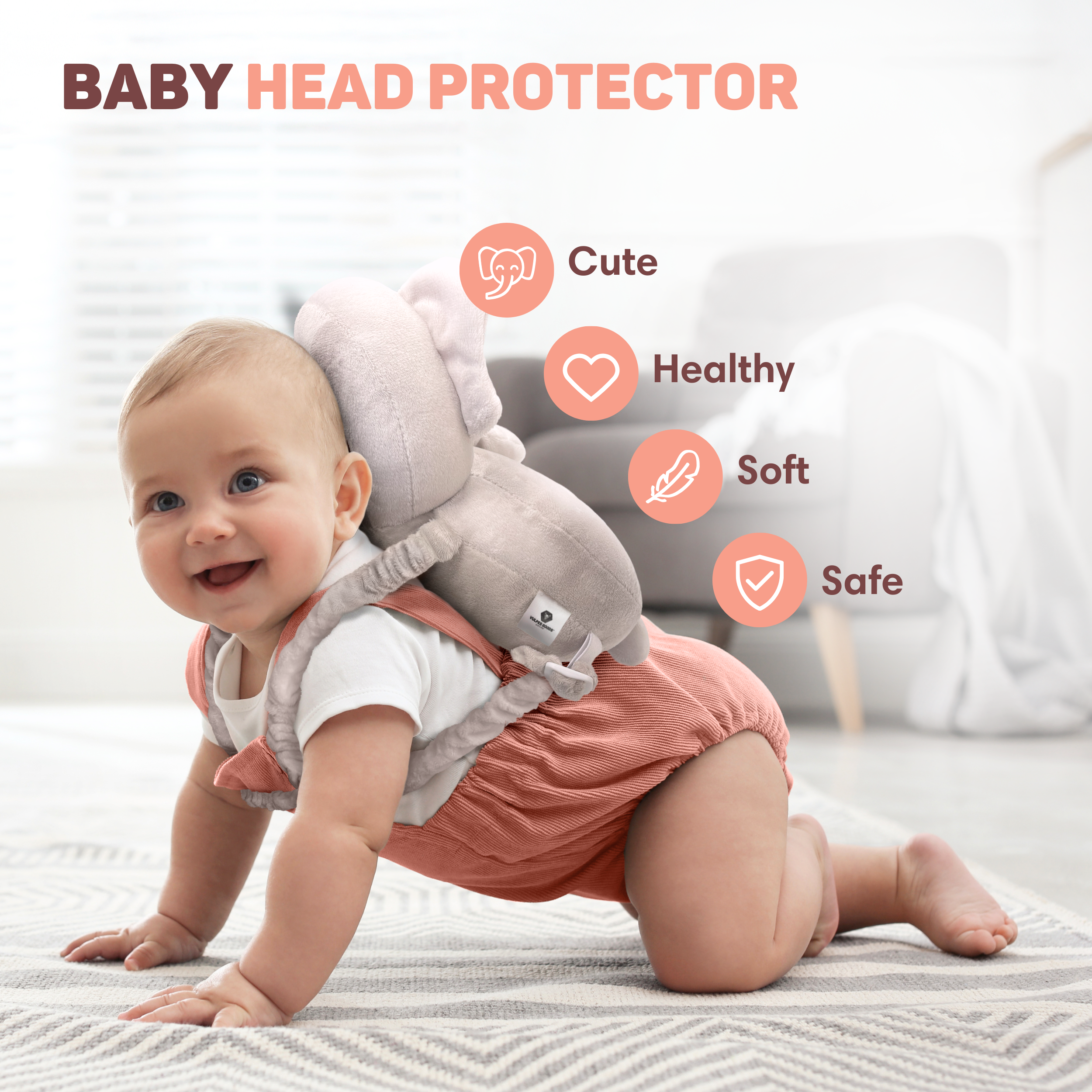 Baby kruipt met olifanten hoofd-beschermer op een kleed.