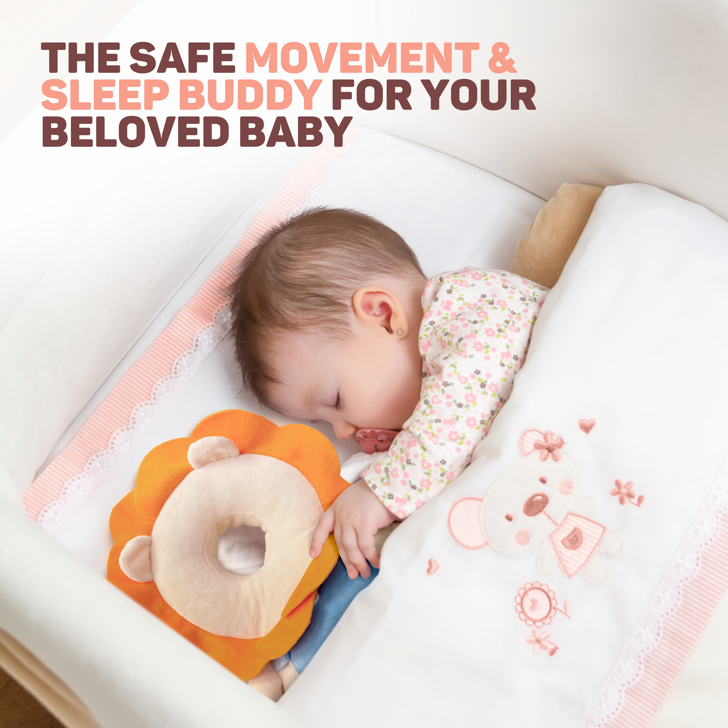 Een baby slaapt in een wieg met een leeuwenkussen en deken.