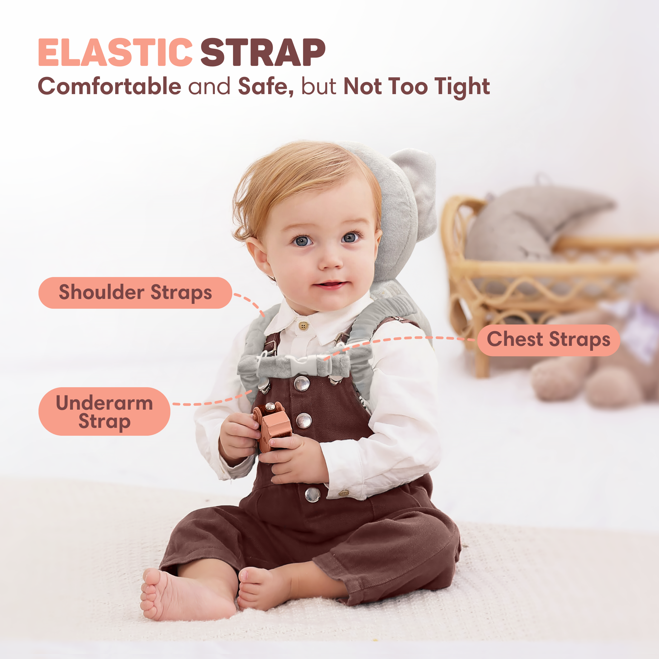 Baby met olifant rugsteun, zittend op wit kleed.