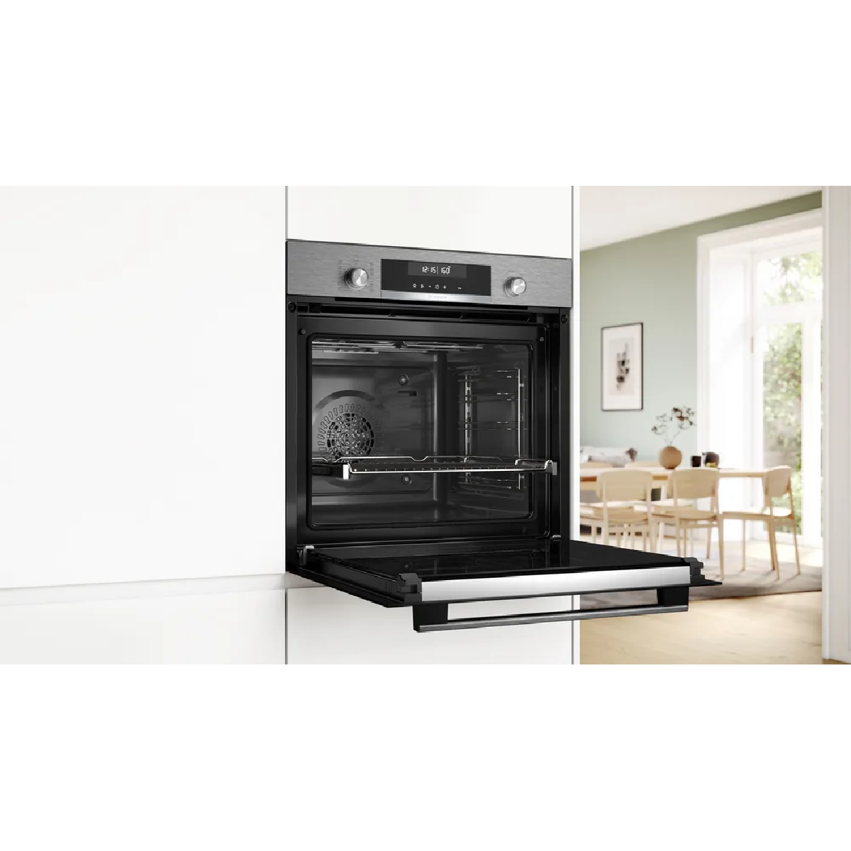 Horno empotrado moderno con puerta abierta, mostrando interior y pantalla digital.