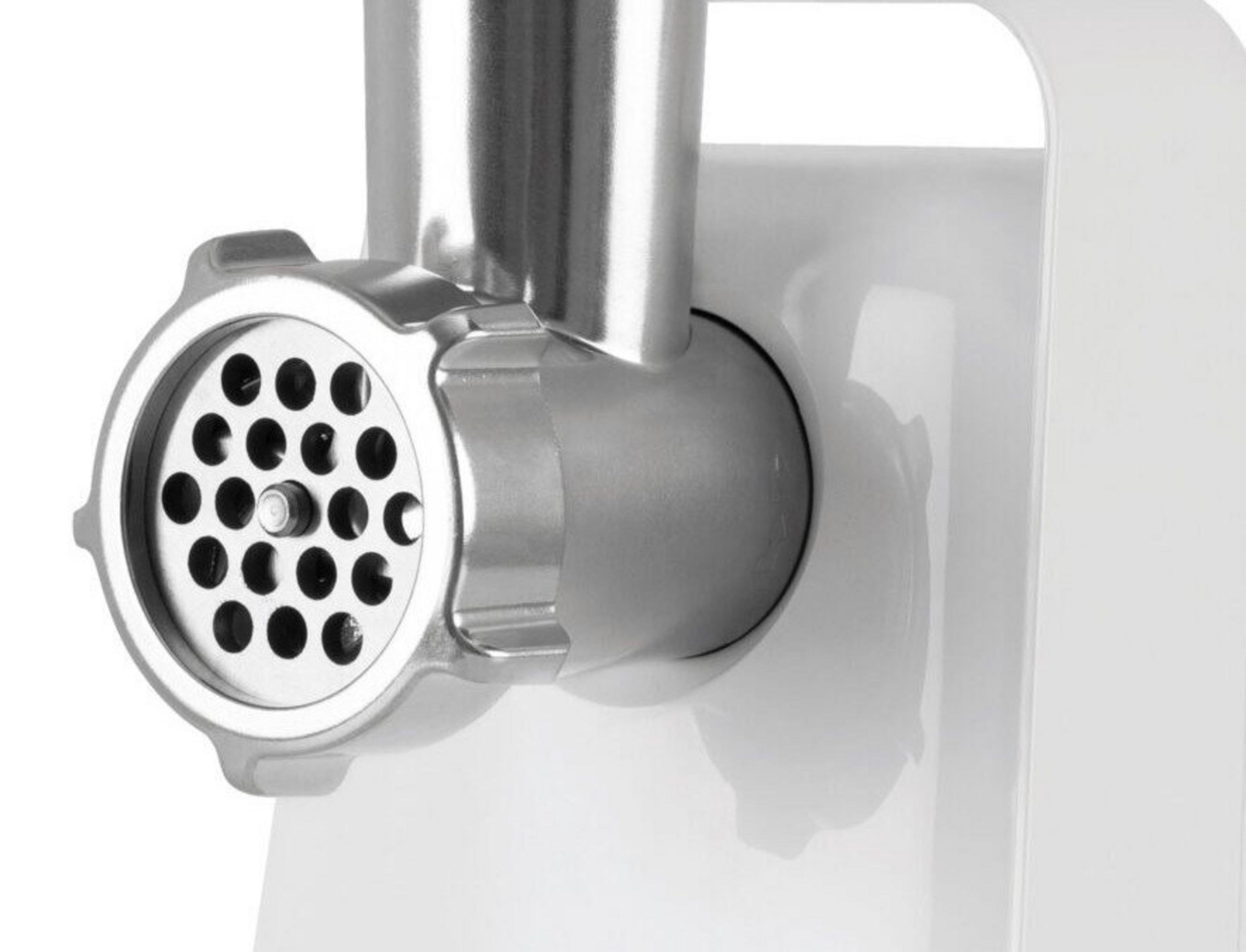 Zbliżenie metalowego elementu maszynki do mielenia mięsa z okrągłymi otworami.