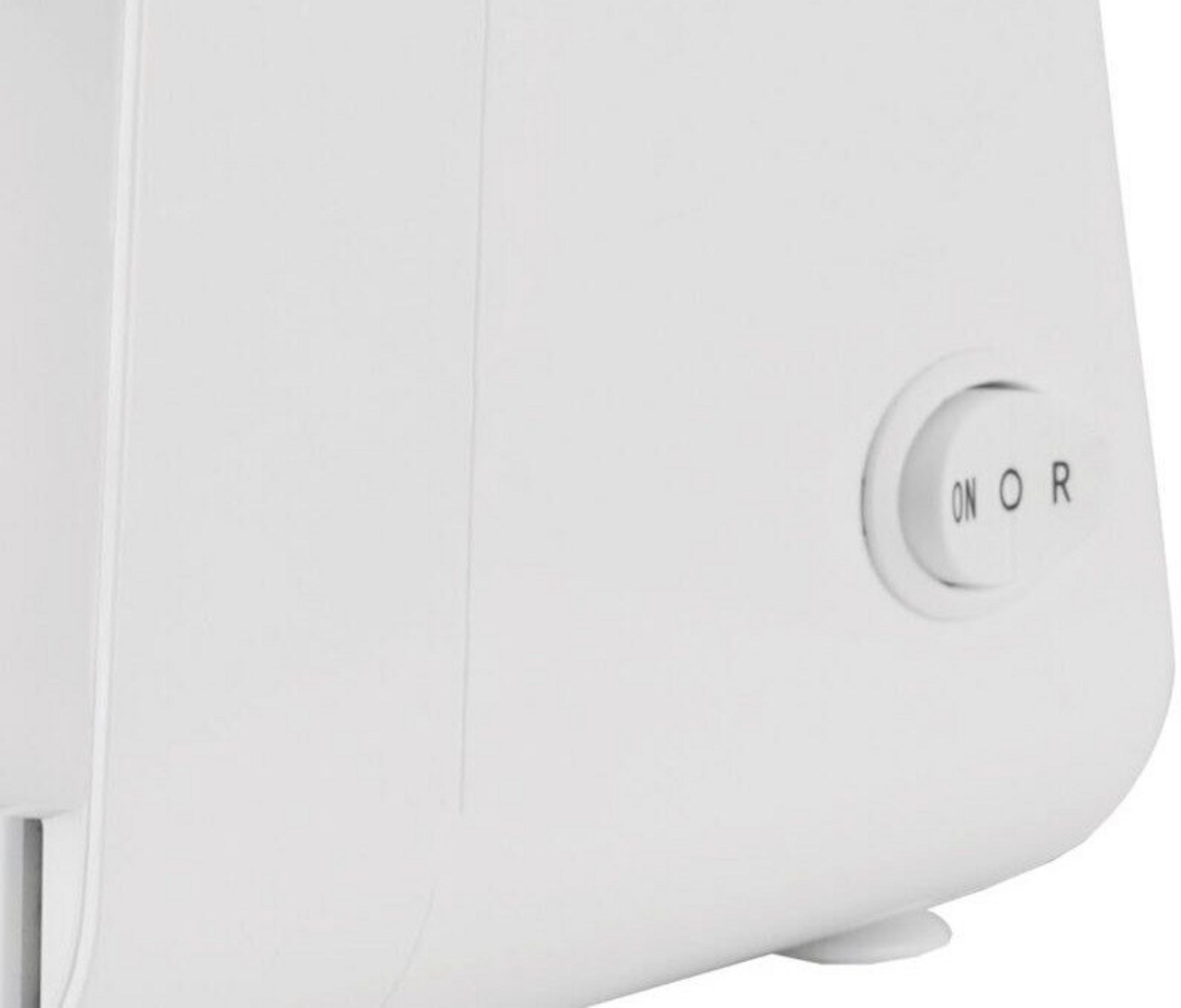 Biały przełącznik z napisem ON O R na białym urządzeniu.