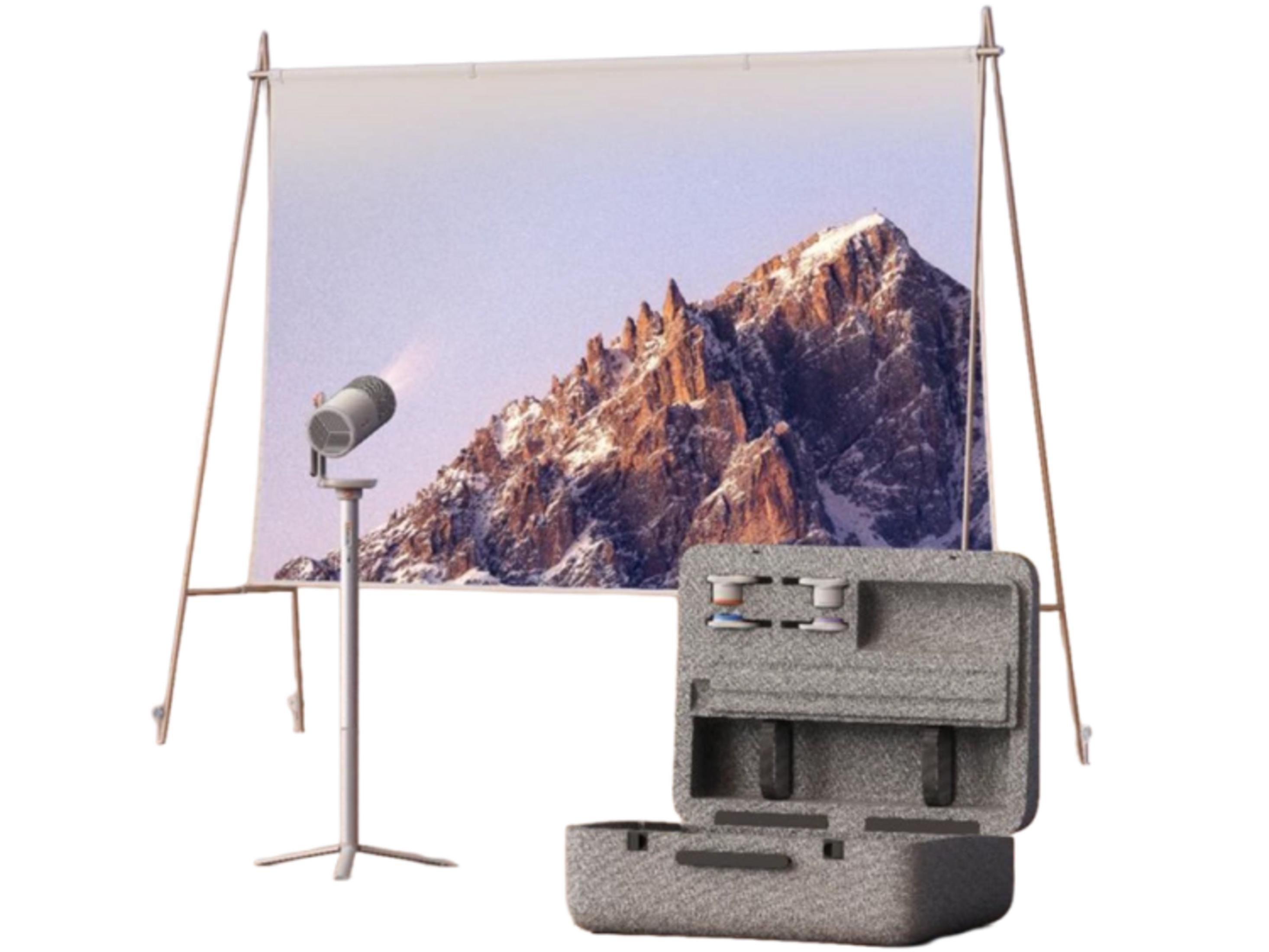 Een projector schijnt licht op een scherm met bergmotief. Een open koffer staat ernaast.