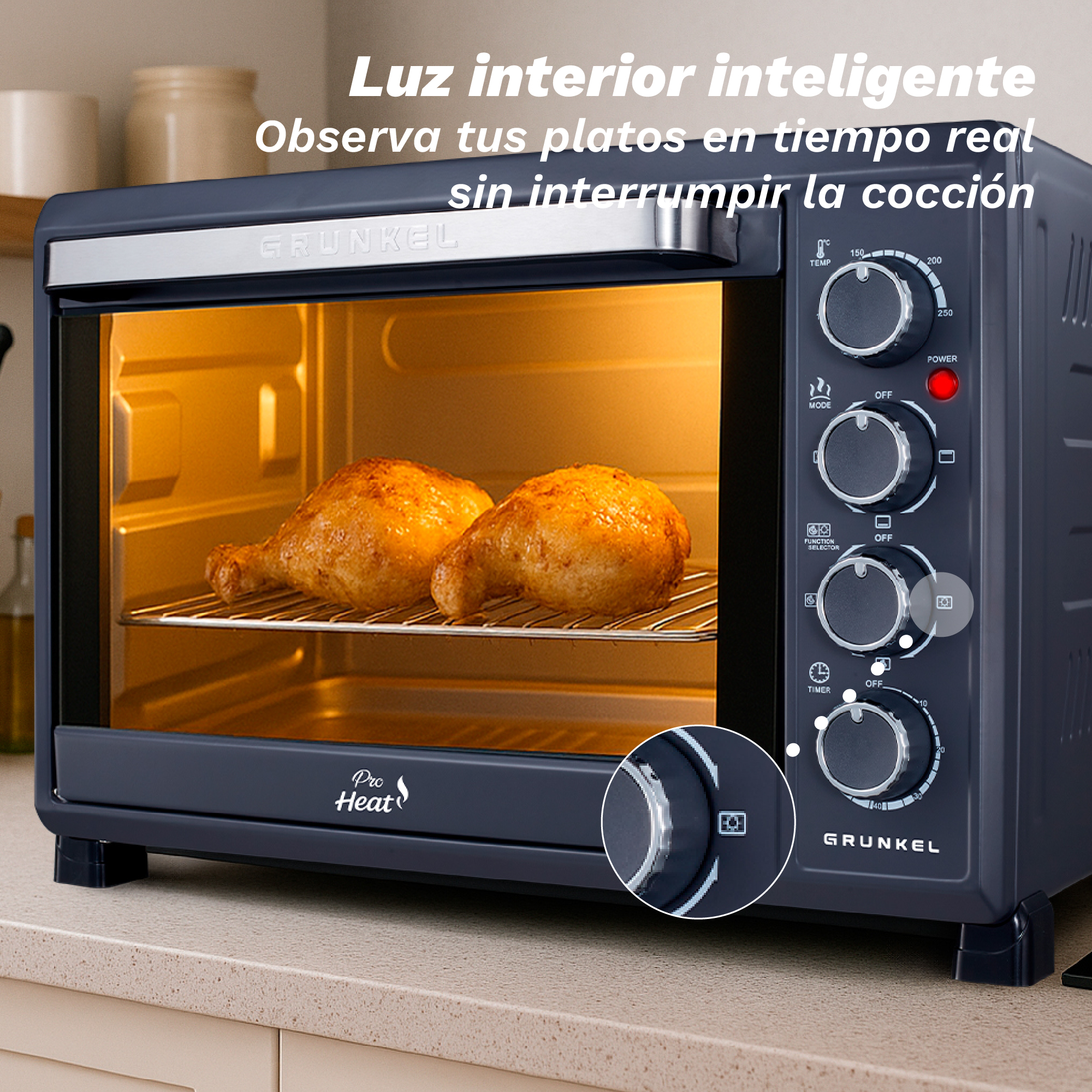 Un horno de encimera oscuro con dos muslos de pollo dorados dentro.