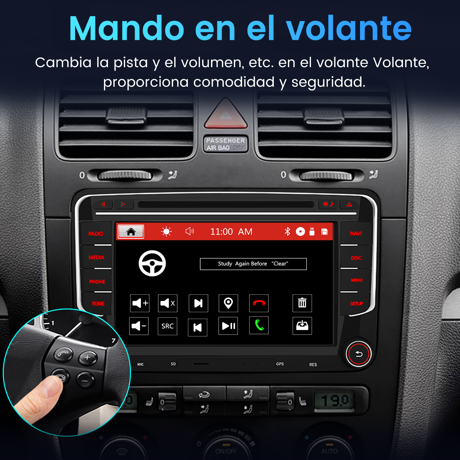 Un dedo presiona un botón del volante del coche, mostrando la pantalla del sistema multimedia.