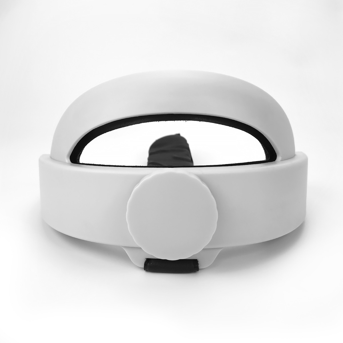 Een witte helm met een reflecterend vizier en een ronde knop.