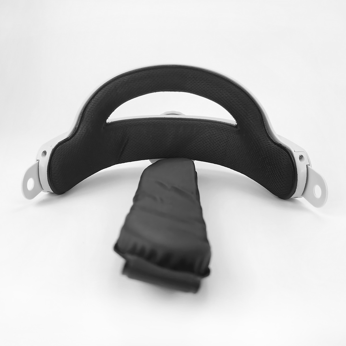 Een witte hoofdband met zwarte vulling en een zwarte riem.