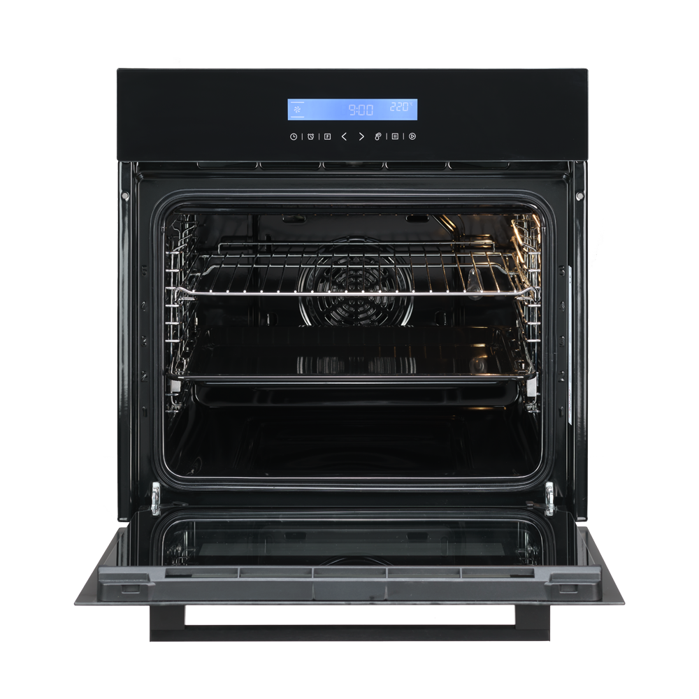 Un horno empotrado negro moderno con la puerta abierta y el interior iluminado.
