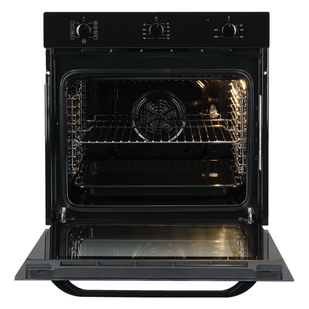 Un horno negro con la puerta abierta, mostrando el interior iluminado.