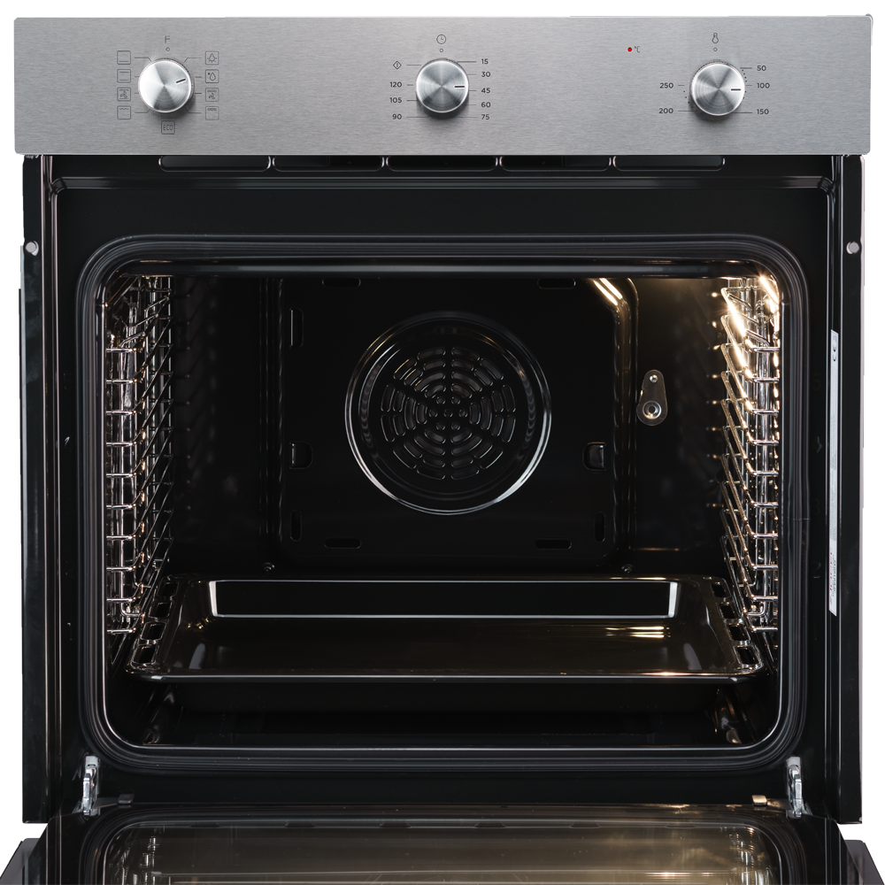 Interior de horno abierto con rejillas y bandeja para hornear. Panel de control visible arriba.