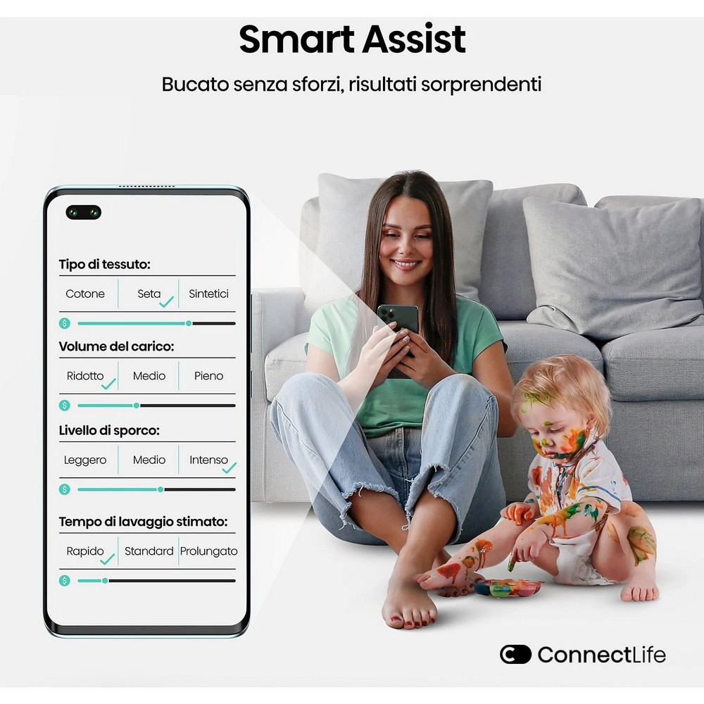 Frau mit Handy und Kleinkind mit Farbflecken auf dem Boden, daneben eine Waschmaschinen-App.