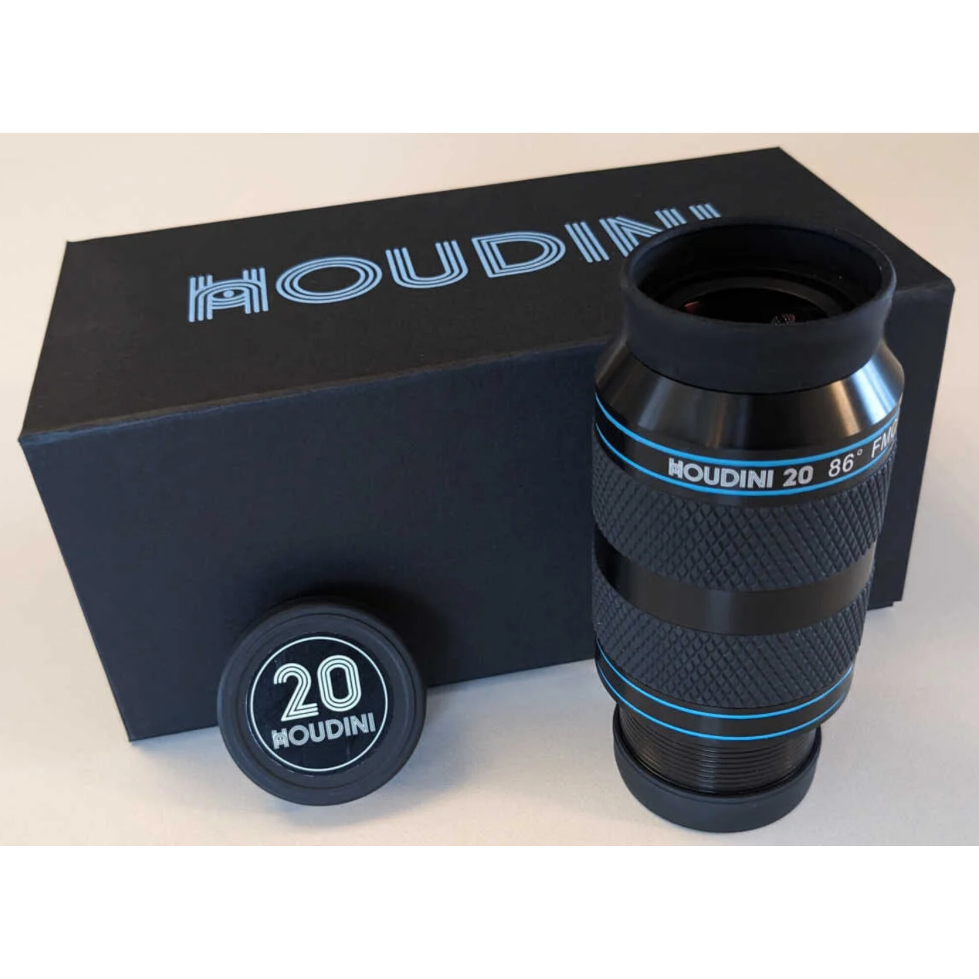 Ein schwarzer Kasten mit HOUDINI-Logo, ein Okular und eine Kappe mit der Zahl 20.