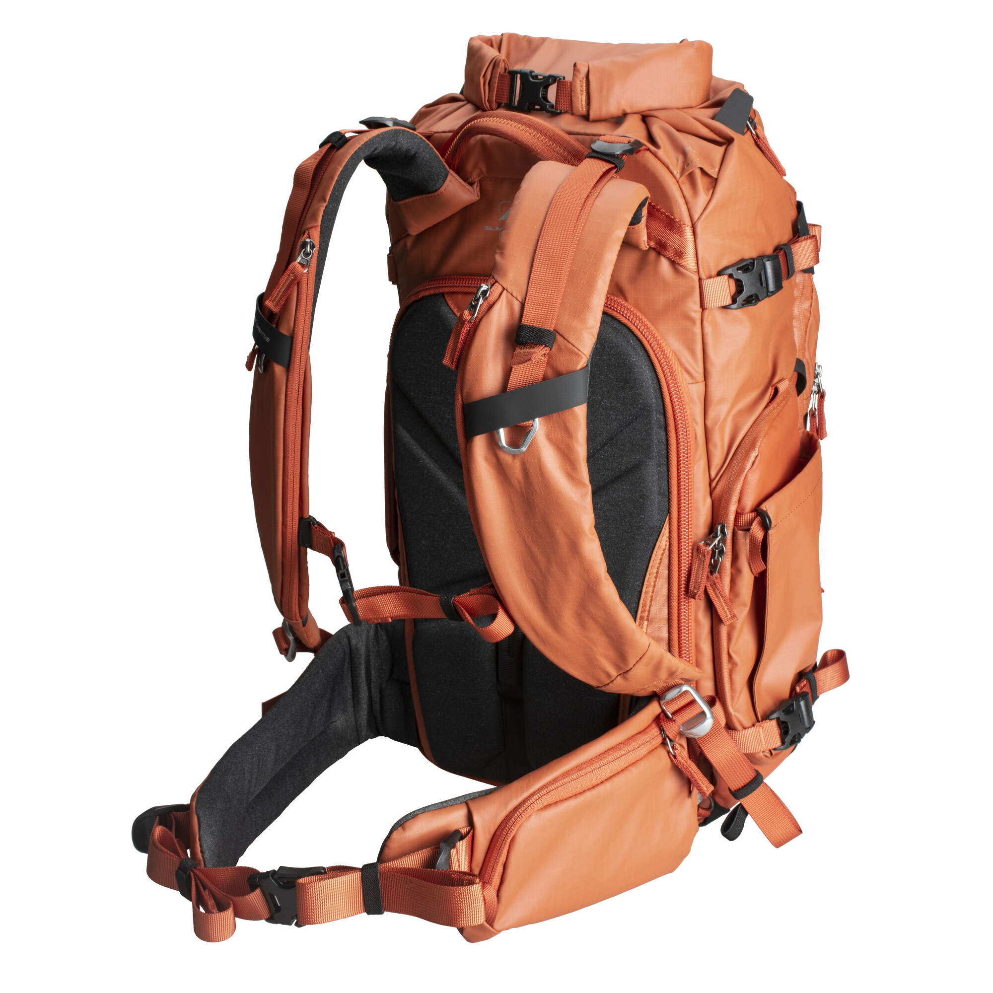 Ein orangefarbener Rucksack mit schwarzen Akzenten und Schnallen, isoliert auf weißem Hintergrund.