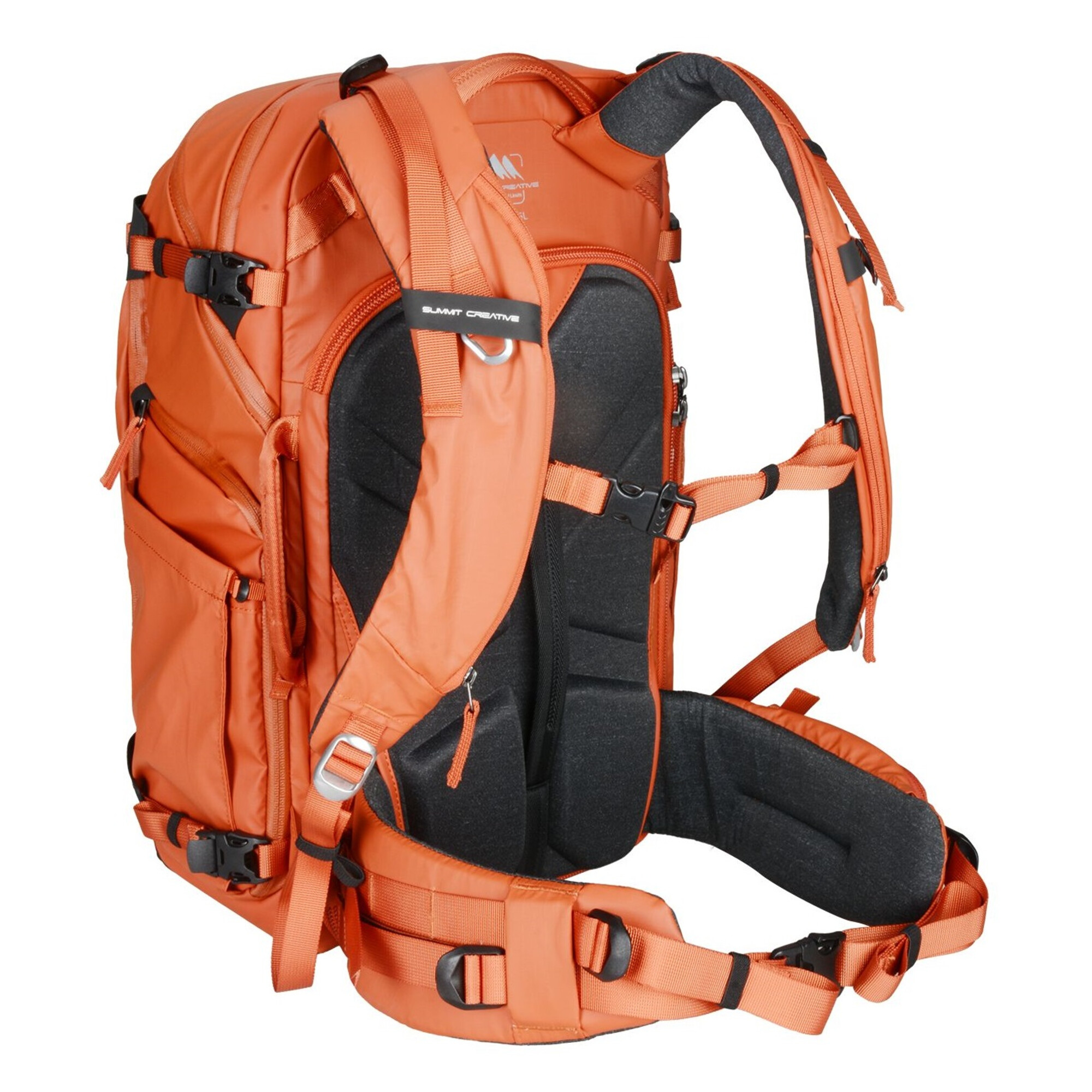 Orange Rucksack mit schwarzen Polstern und Gurten, detaillierte Ansicht.