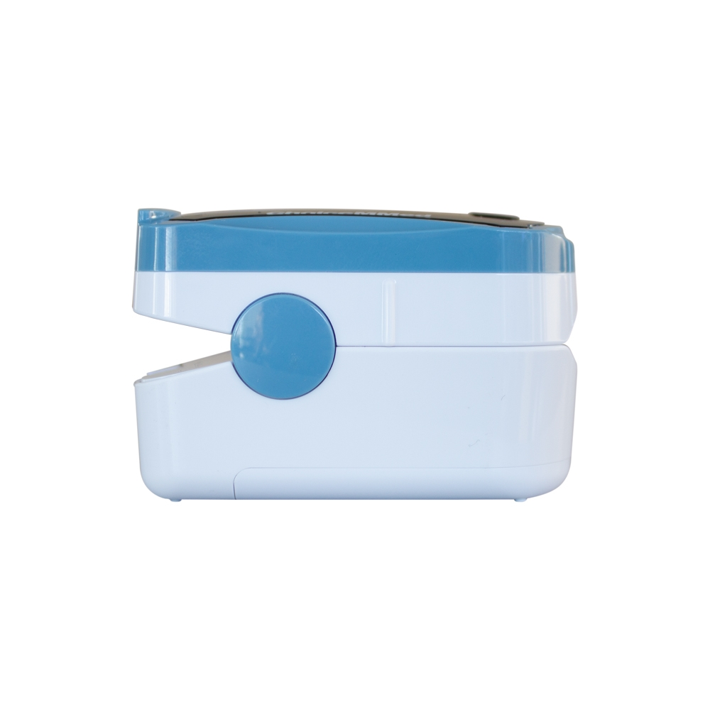 Se muestra un oxímetro de pulso blanco y azul sobre fondo blanco.