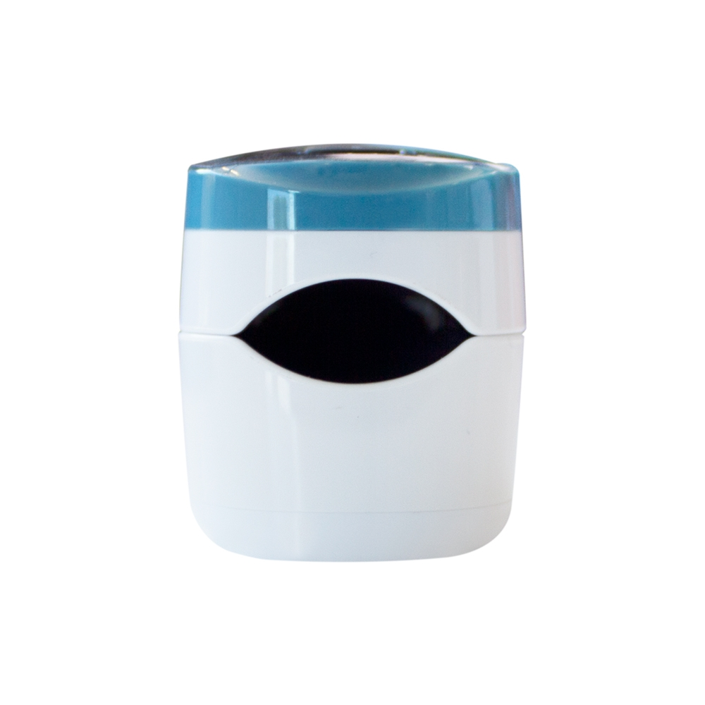 Un sello blanco y azul con una ranura negra.