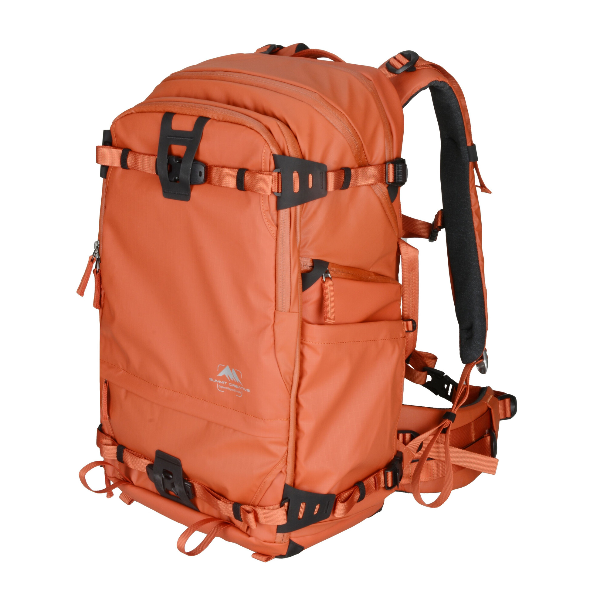 Orange Rucksack mit schwarzen Schnallen und Gurten, auf weißem Hintergrund.