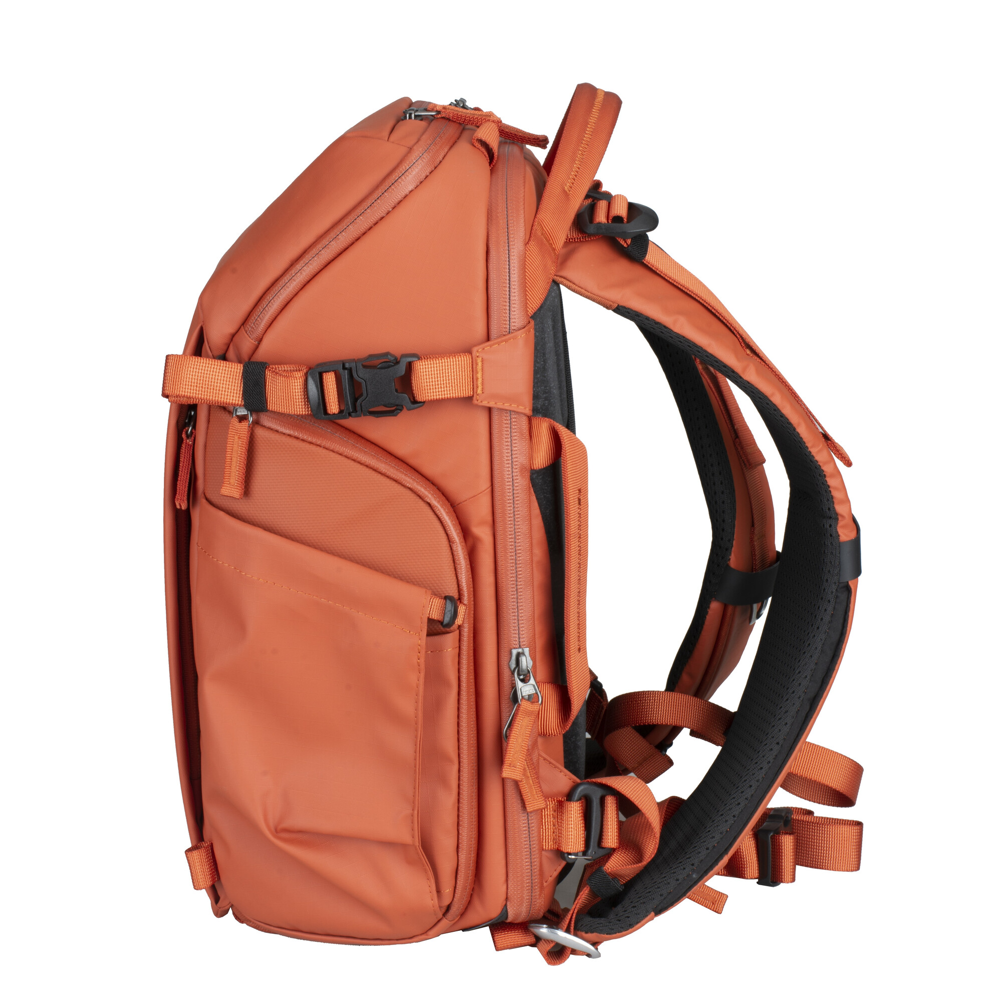 Orangefarbener Rucksack mit schwarzen Gurten und Schnallen, seitliche Ansicht.