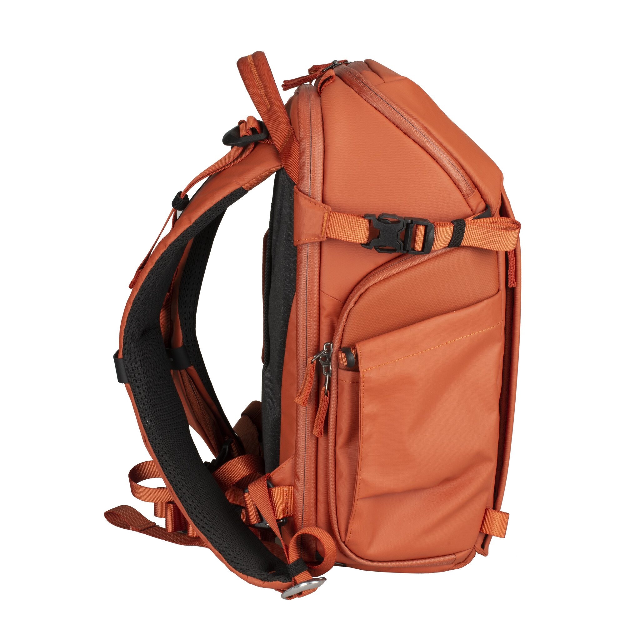 Orangefarbener Rucksack mit schwarzen Trägern und Schnallen.